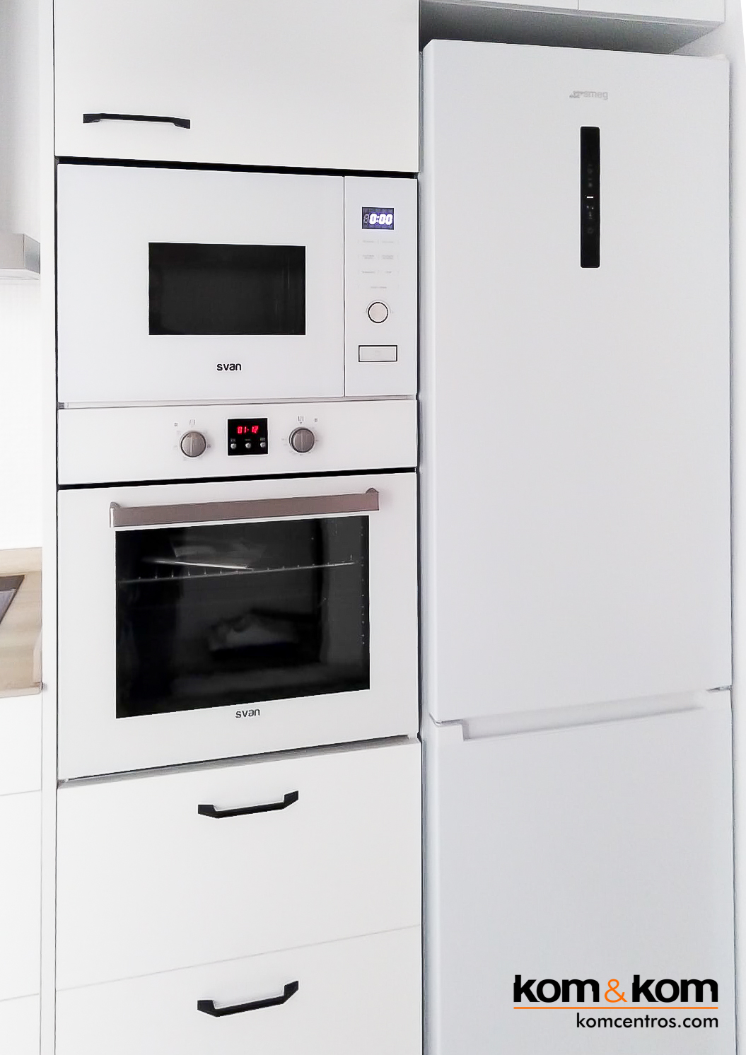 cocina blanca con electrodomésticos blancos